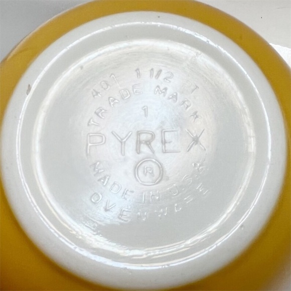 Pyrex Butterfly Gold Bowl - Pyrex Bowl 401 - Yellow Pyrex - Vintage Pyrex Bowl - Picture 4 of 4